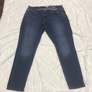 Denizen Levi Skinny Jeans in Curvy. Dark blue.